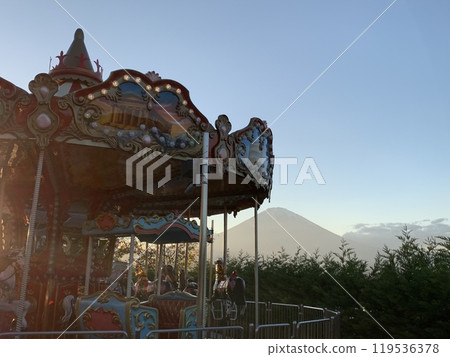 旋轉木馬和富士山 旋轉木馬和富士山 119536378