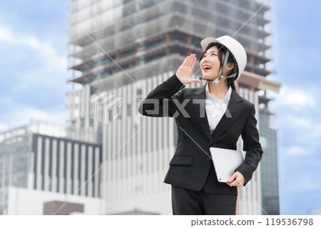 土木工程女孩,穿著西裝和頭盔的年輕女子,歡呼,施工經理,現場主管 土木工程女孩,穿著西裝和頭盔的年輕女子,歡呼,施工經理,現場主管 119536798