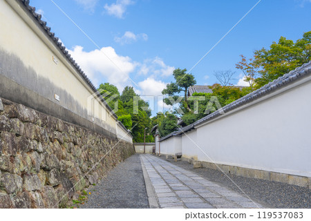 妙心寺的優雅石道(京都市右京區花園) 妙心寺的優雅石道(京都市右京區花園) 119537083