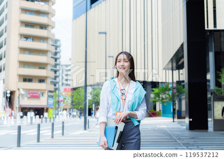 Business woman walking in the business district 119537212