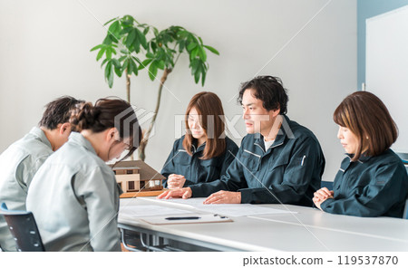 身穿工作服的男性商人在會議、會議或商務談判中給予嚴格指示 119537870