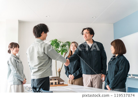 穿著工作服的商人和婦女握手（合約、協議、商務談判、協議、合作） 119537874