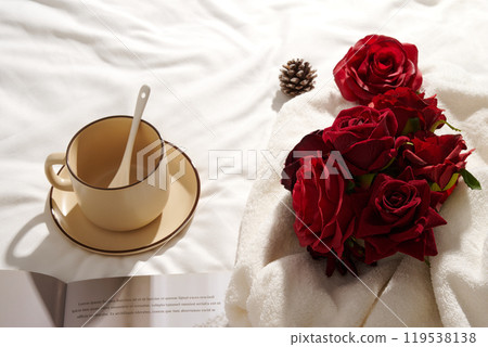 白色床單上的紅玫瑰與咖啡杯 - 極簡生活風格 白色床單上的紅玫瑰與咖啡杯 - 極簡生活風格 119538138