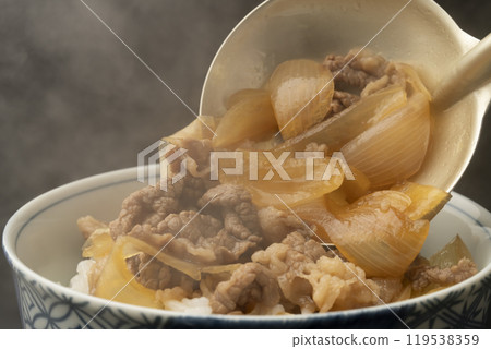 牛丼 將牛丼材料鋪在米飯上 119538359