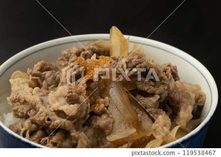 牛蓋牛肉碗裝在碗裡 119538467