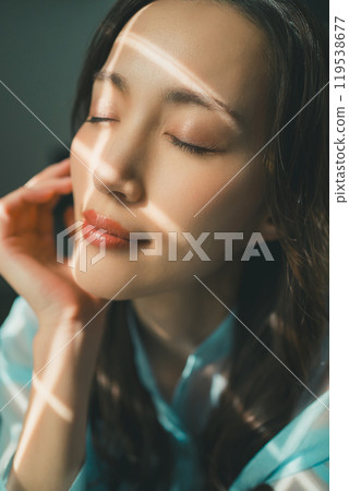 帶著光芒的年輕女子 119538677