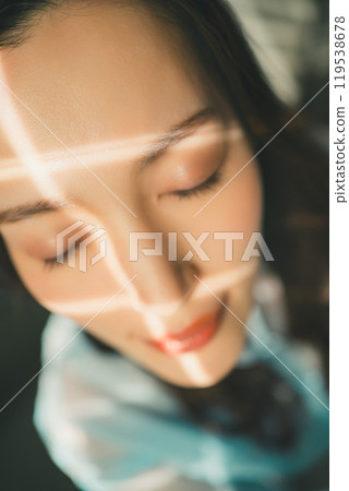帶著光芒的年輕女子 119538678