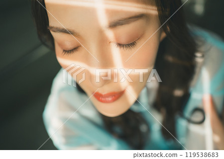 帶著光芒的年輕女子 119538683