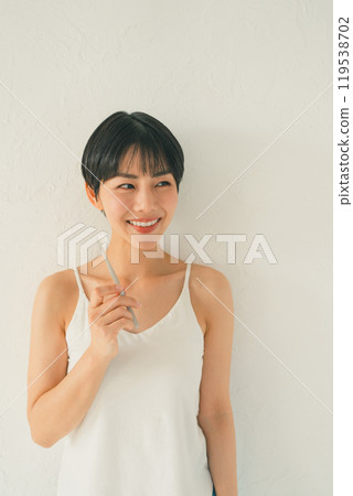 一個刷牙的女人 119538702