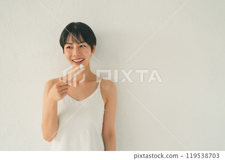 一個刷牙的女人 119538703