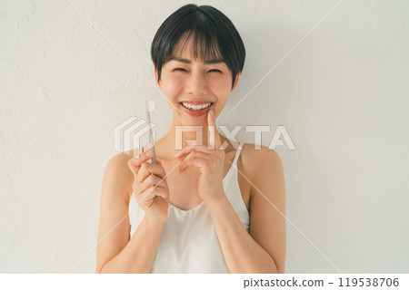 擁有美麗牙齒的年輕女子 119538706