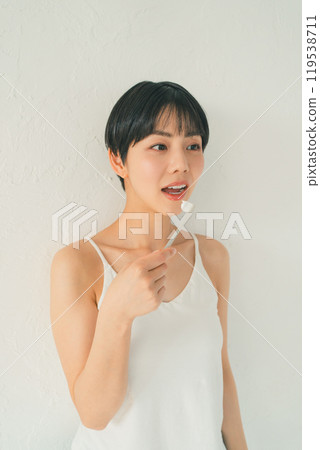 年輕女子刷牙 119538711