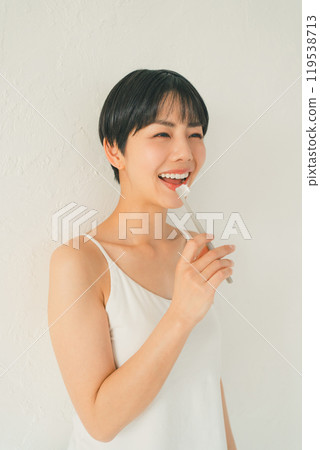 年輕女子刷牙 119538713
