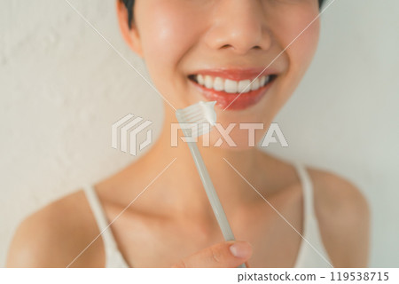 年輕女子刷牙 119538715