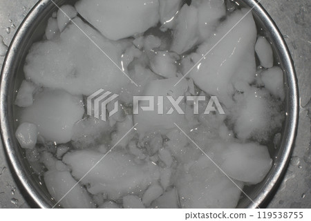水槽中不銹鋼碗中的渾濁冰 水槽中不銹鋼碗中的渾濁冰 119538755