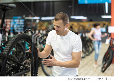 Young man choosing bike in store 119539198