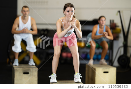 Sporty woman in sportswear training her legs in gym Sporty woman in sportswear training her legs in gym 119539383
