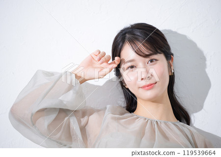 一位皮膚光滑透明的年輕女子看著相機的陽光、美麗和美麗的形象 119539664