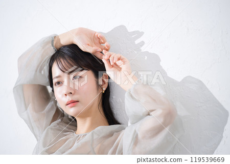 A close-up of the sunshine, beauty and beauty image of a young woman in her 20s with a lustrous and clear skin. 119539669