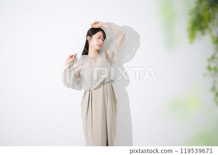 陽光、時尚、美麗，20多歲年輕女性的全身充滿光澤與透明感 119539671