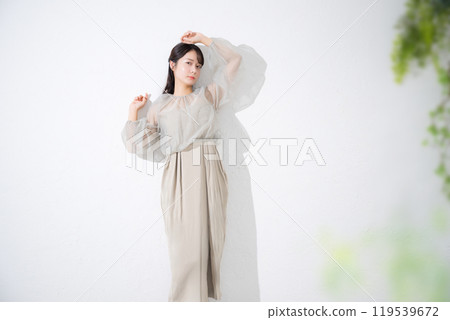 陽光、時尚、美麗，20多歲年輕女性的全身充滿光澤與透明感 119539672