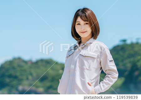 Young engineer standing on the beach 119539839