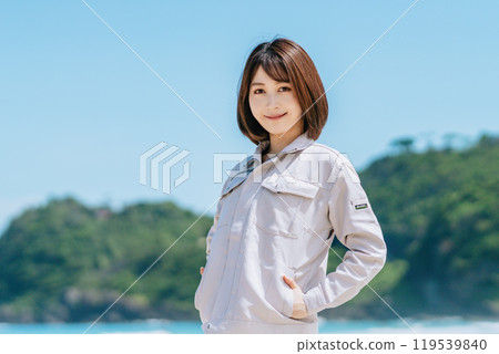 Young engineer standing on the beach 119539840