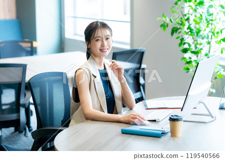 在辦公室工作的女商人 119540566