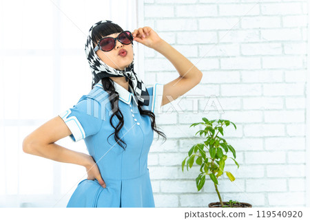 戴著墨鏡的昭和復古時尚女人 戴著墨鏡的昭和復古時尚女人 119540920