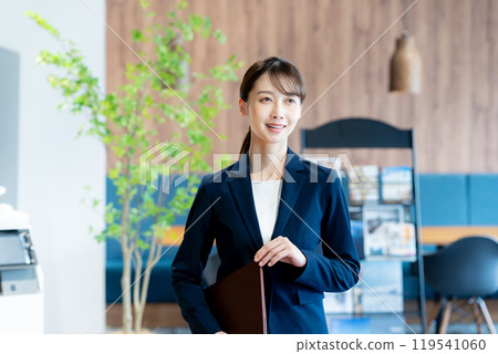 在接待台工作的女顧問 119541060