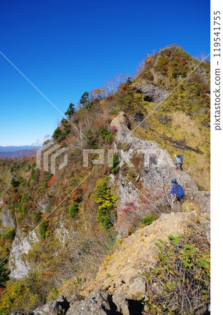 秋葉中,登山者沿著戶隱螞蟻道行走 秋葉中,登山者沿著戶隱螞蟻道行走 119541755