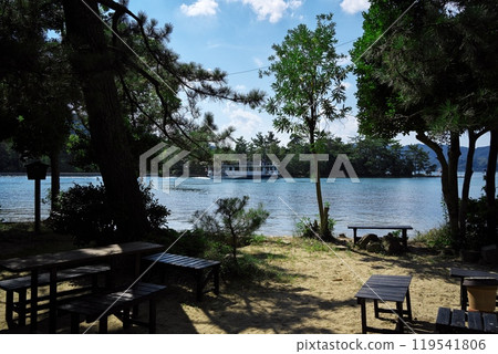 夏天的天橋立,從美麗的阿蘇海岸的渡輪廢墟上欣賞美景 夏天的天橋立,從美麗的阿蘇海岸的渡輪廢墟上欣賞美景 119541806