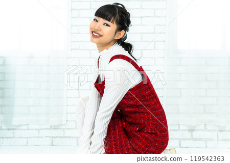 Showa retro fashion woman 119542363