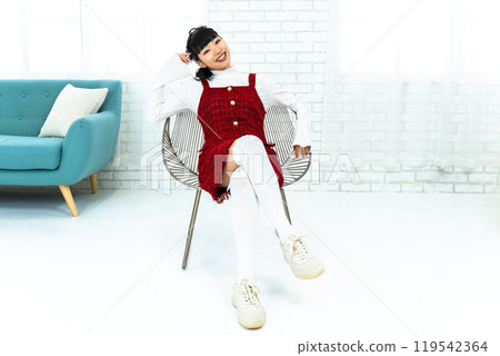 Showa retro fashion woman 119542364