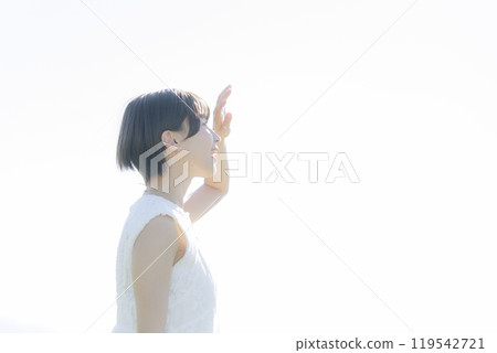Young woman with empty background 119542721