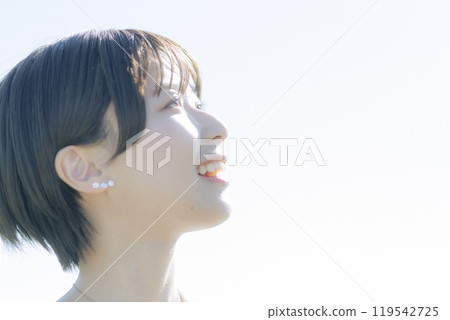 空背景的年輕女子 119542725