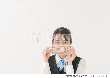 一個穿制服的女人用錢遮住臉 119543051