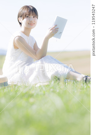 草地上讀書的年輕女子 草地上讀書的年輕女子 119543247