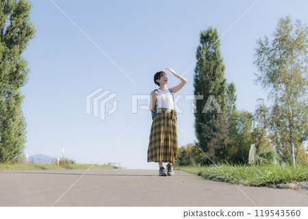 年輕女子健行 年輕女子健行 119543560