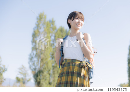 年輕女子健行 119543575