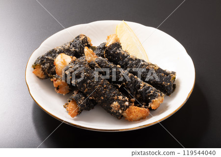 Deep-fried chicken breast with seaweed 119544040