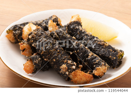 Deep-fried chicken breast with seaweed 119544044