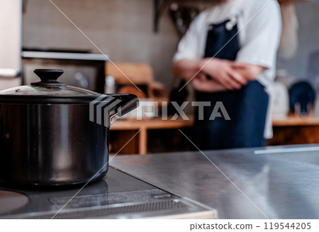 穿著圍裙的男人的肖像 119544205