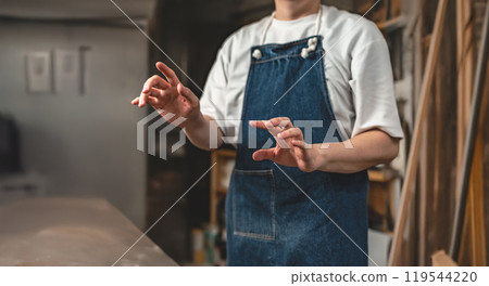 穿著圍裙的男人的肖像 119544220