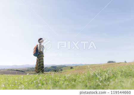 年輕女子在草地上放鬆 119544660