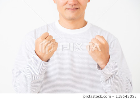中年男子做拳頭泵 中年男子做拳頭泵 119545055
