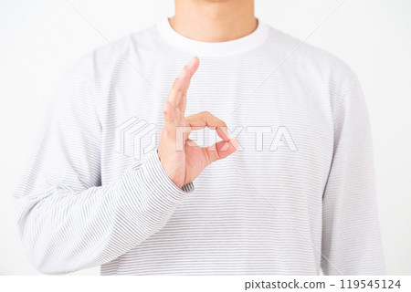中年男子做圓圈標誌 119545124