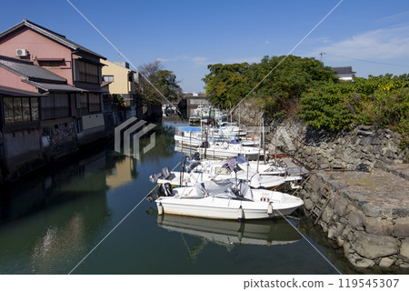 船停泊在護城河裡 119545307