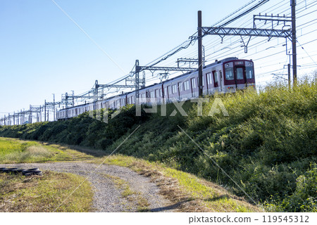 近鐵列車穿過鄉村 近鐵列車穿過鄉村 119545312