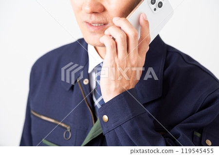 穿著工作服的中年男性商人在智慧型手機上交談 119545455
